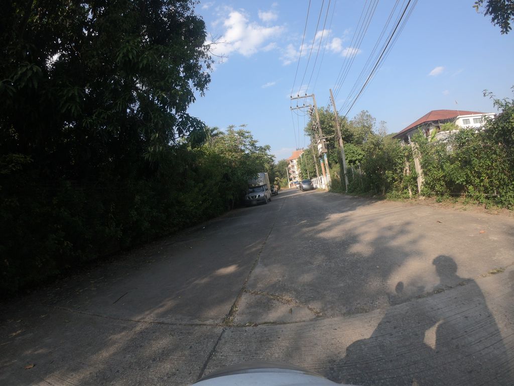 ภาพถนนตรงที่ บ้านเหล็ก Baan Lek Cafe ตั้งอยู่ ถ่ายโดย chanuwath_grab พ.ศ. 2562 (2019) · A street-level view of where บ้านเหล็ก Baan Lek Cafe stands, by chanuwath_grab in 2562 (2019)