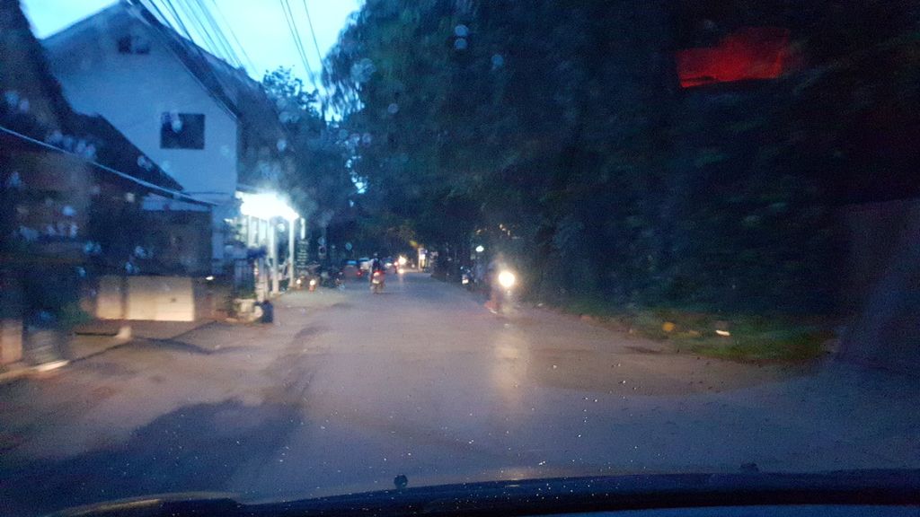 ภาพถนนตรงที่ The Ugly Truth Barbershop ตั้งอยู่ ถ่ายโดย silamanee พ.ศ. 2561 (2018) · A street-level view of where The Ugly Truth Barbershop stands, by silamanee in 2561 (2018)