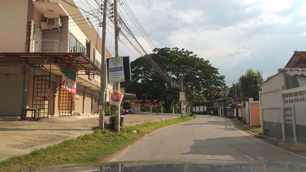 ภาพถนนตรงที่ Privatier ไพรเวเทียร์ ตั้งอยู่ ถ่ายโดย jrcarlsen พ.ศ. 2565 (2022) · A street-level view of where Privatier ไพรเวเทียร์ stands, by jrcarlsen in 2565 (2022)