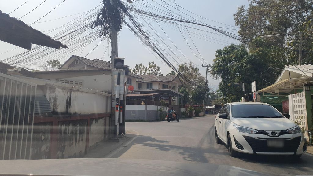 ภาพถนนตรงที่ ห่อนึ่งป้าสุรี ตั้งอยู่ ถ่ายโดย jrcarlsen พ.ศ. 2566 (2023) · A street-level view of where ห่อนึ่งป้าสุรี · Ho Nueng Pa Su Ri stands, by jrcarlsen in 2566 (2023)