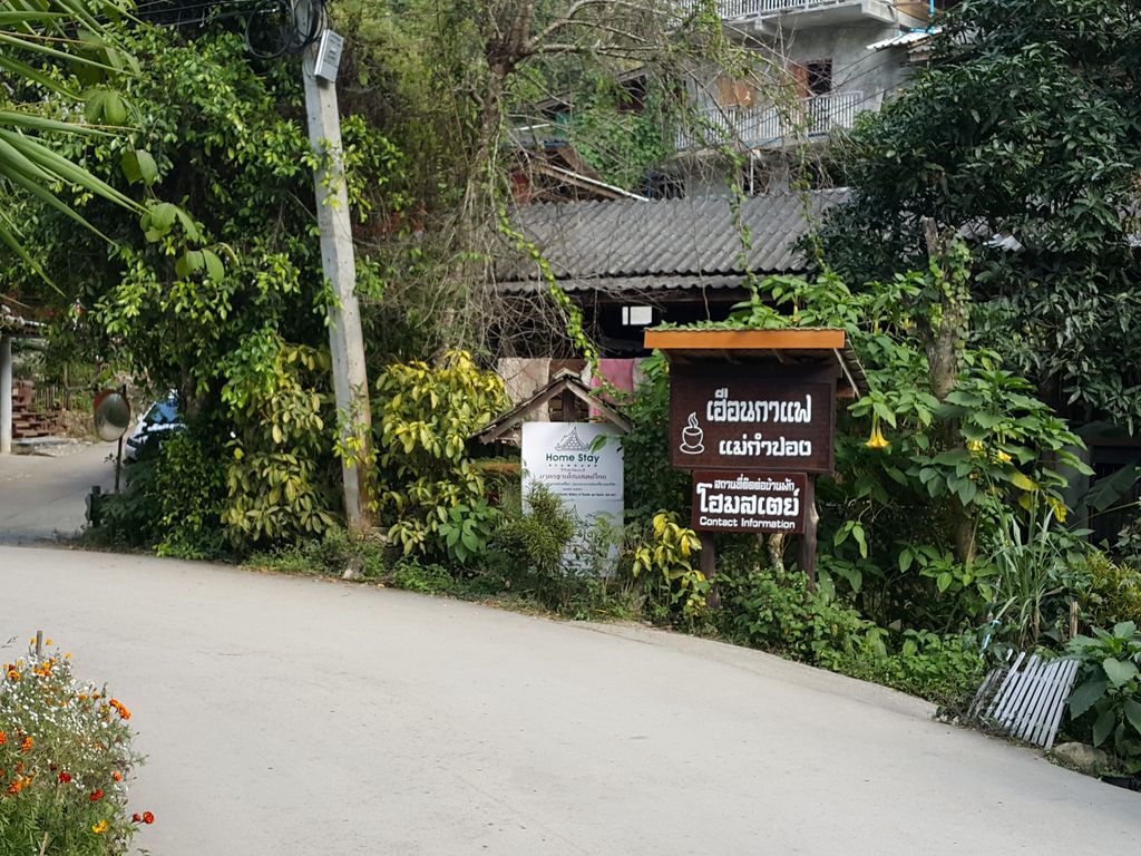 ภาพถนนตรงที่ CBT Mae Kampong ตั้งอยู่ ถ่ายโดย jrcarlsen พ.ศ. 2558 (2015) · A street-level view of where CBT Mae Kampong stands, by jrcarlsen in 2558 (2015)