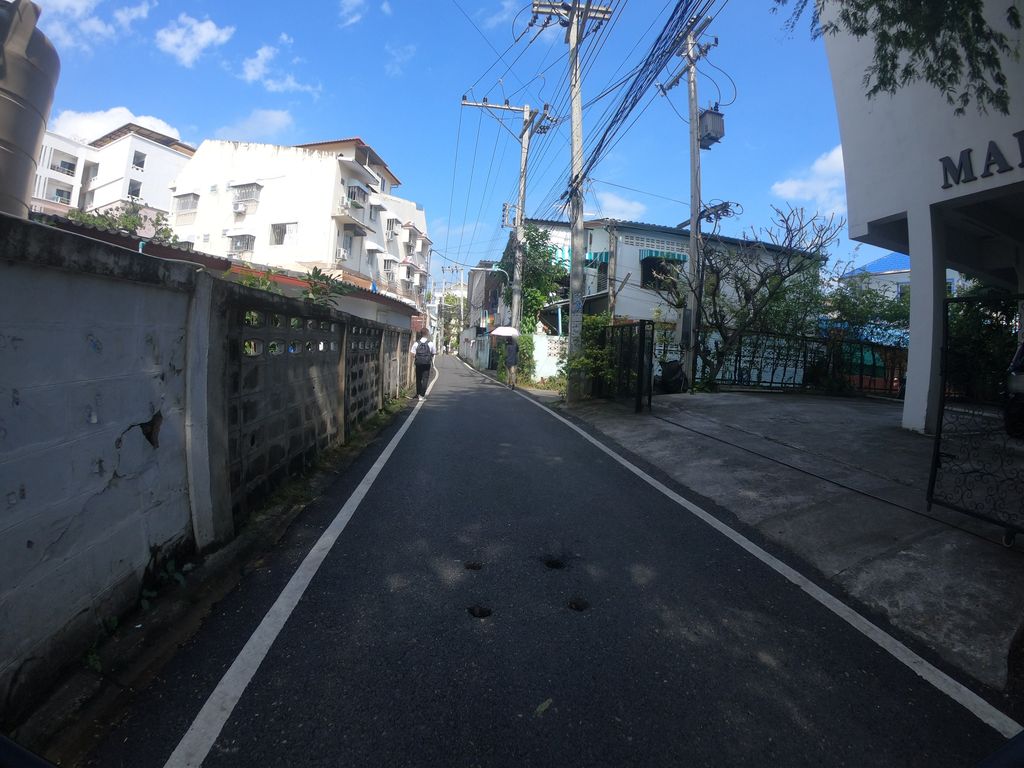 ภาพถนนตรงที่ เสริมสวยจิตต์ ซาลอน ตั้งอยู่ ถ่ายโดย chanuwath_grab พ.ศ. 2562 (2019) · A street-level view of where เสริมสวยจิตต์ ซาลอน · Soemsuai Chit Salon stands, by chanuwath_grab in 2562 (2019)