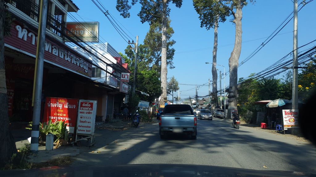 ภาพถนนตรงที่ ร้านยางเนิ้งอาหารสัตว์ ตั้งอยู่ ถ่ายโดย jrcarlsen พ.ศ. 2562 (2019) · A street-level view of where ร้านยางเนิ้งอาหารสัตว์ · Nganoeng Ahansat Pharmacy stands, by jrcarlsen in 2562 (2019)
