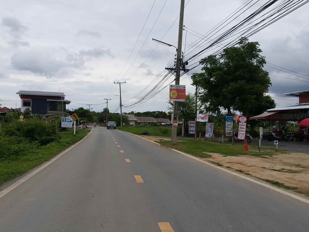 ภาพถนนตรงที่ เดอะแฮร์ ซาลอน ตั้งอยู่ ถ่ายโดย jrcarlsen พ.ศ. 2558 (2015) · A street-level view of where เดอะแฮร์ ซาลอน · The Hair Salon stands, by jrcarlsen in 2558 (2015)