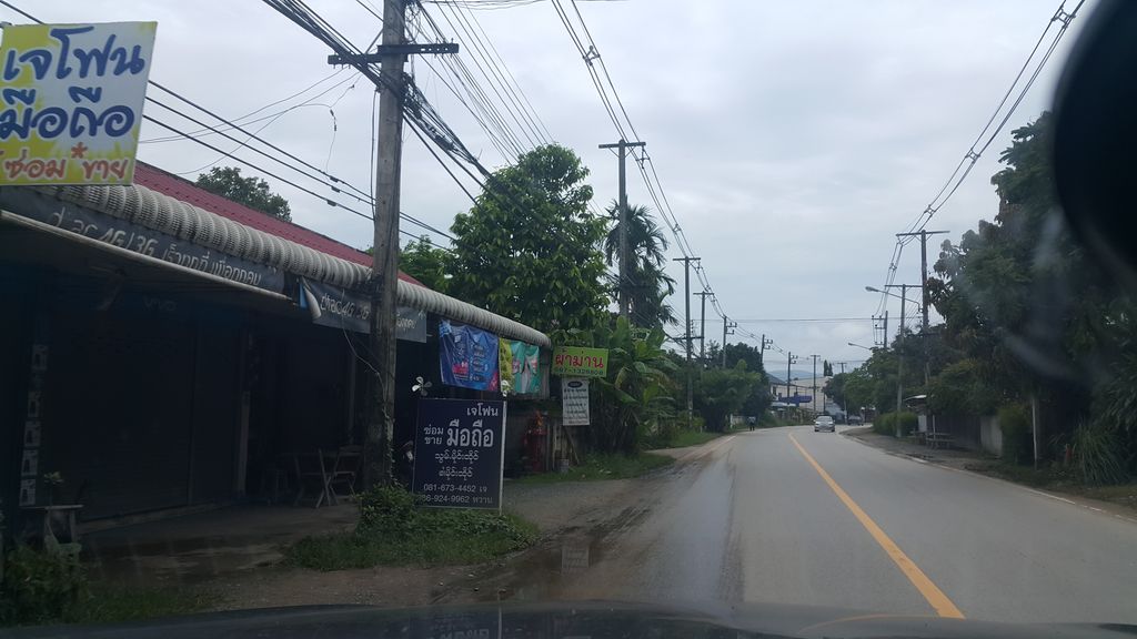 ภาพถนนตรงที่ เจโฟน สันทราย ซ่อมมือถือ ตั้งอยู่ ถ่ายโดย jrcarlsen พ.ศ. 2561 (2018) · A street-level view of where เจโฟน สันทราย ซ่อมมือถือ · J Fon San Sai Sommuethue stands, by jrcarlsen in 2561 (2018)