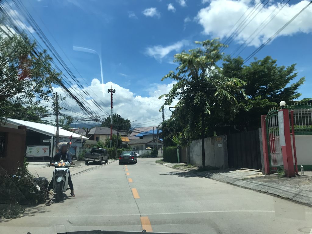 ภาพถนนตรงที่ Pinny House & Cooking School ตั้งอยู่ ถ่ายโดย prasert พ.ศ. 2561 (2018) · A street-level view of where Pinny House & Cooking School stands, by prasert in 2561 (2018)