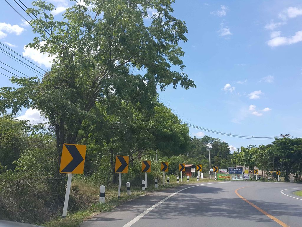 ภาพถนนตรงที่ Maerim Shooting Range ตั้งอยู่ ถ่ายโดย jrcarlsen พ.ศ. 2558 (2015) · A street-level view of where Maerim Shooting Range stands, by jrcarlsen in 2558 (2015)