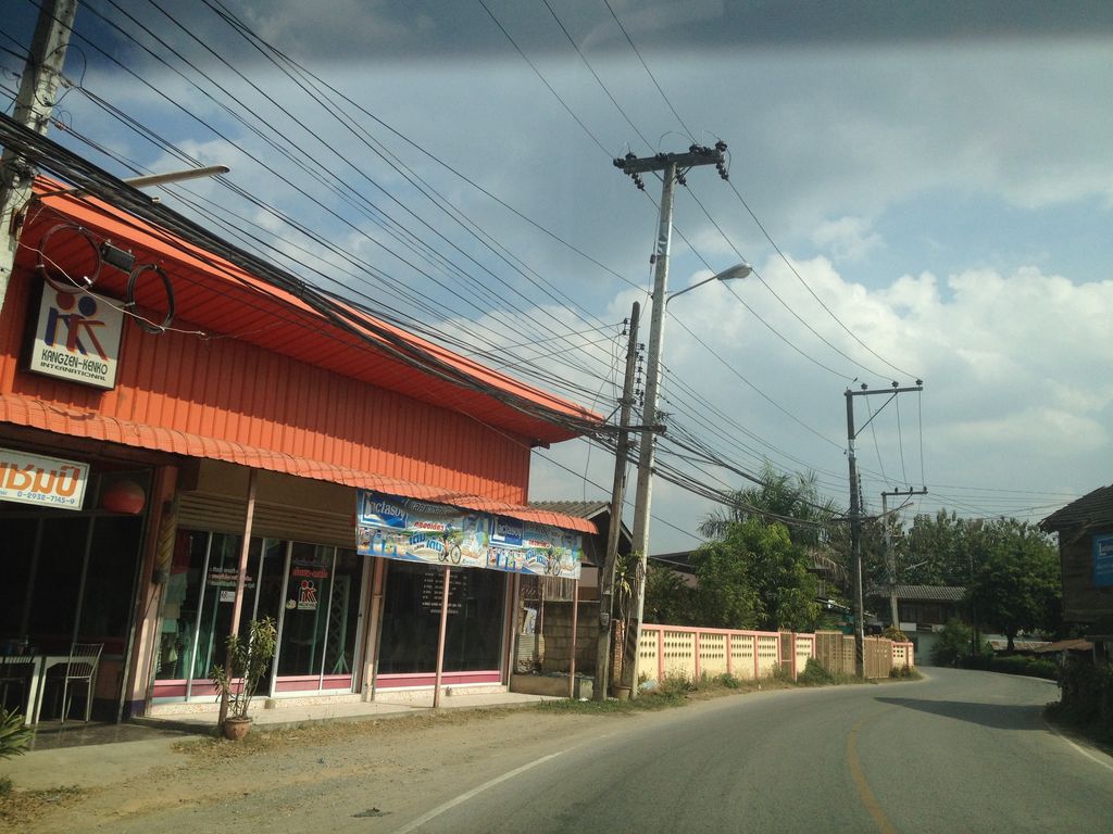 ภาพถนนตรงที่ Cowboy Coffee ตั้งอยู่ ถ่ายโดย jimwatana พ.ศ. 2558 (2015) · A street-level view of where Cowboy Coffee stands, by jimwatana in 2558 (2015)