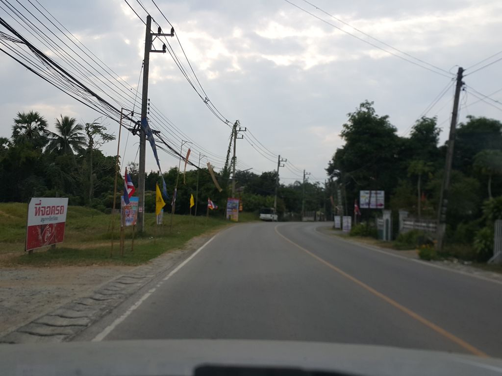 ภาพถนนตรงที่ หมูกะทะ ร้องวัวแดง ตั้งอยู่ ถ่ายโดย jrcarlsen พ.ศ. 2557 (2014) · A street-level view of where หมูกะทะ ร้องวัวแดง · Mukatha Rongwuadaeng stands, by jrcarlsen in 2557 (2014)