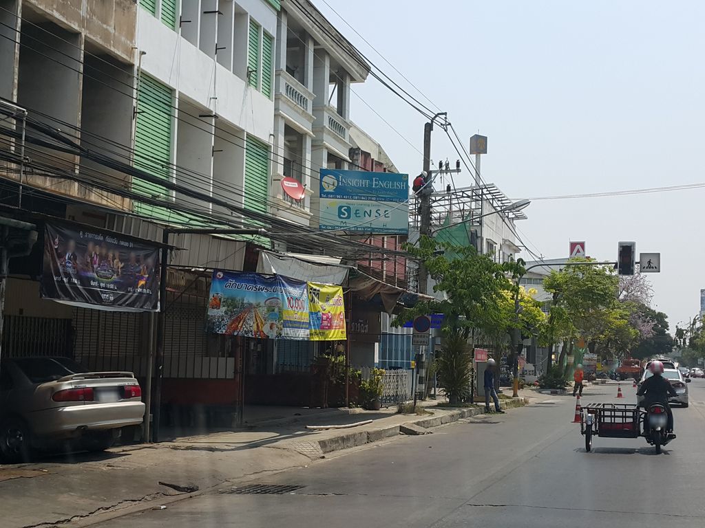 ภาพถนนตรงที่ ร้านพูนทวี ตั้งอยู่ ถ่ายโดย jrcarlsen พ.ศ. 2559 (2016) · A street-level view of where ร้านพูนทวี · Ran Phun Thawi stands, by jrcarlsen in 2559 (2016)