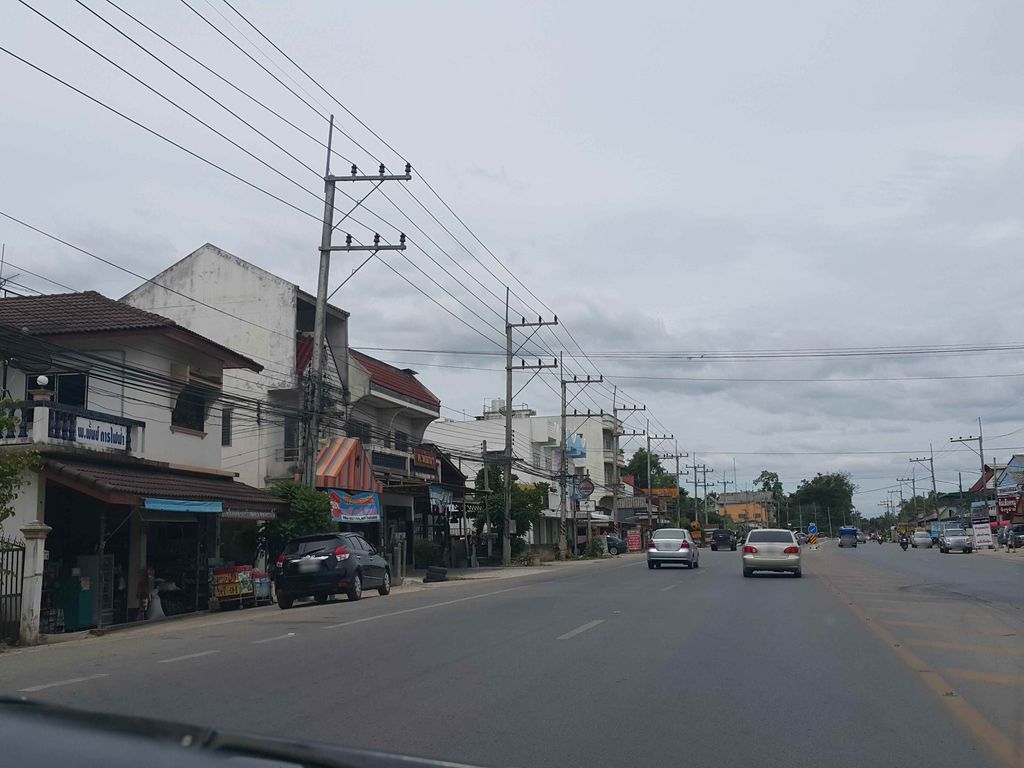 ภาพถนนตรงที่ J&T Express สาขาสันป่าตอง เชียงใหม่ ตั้งอยู่ ถ่ายโดย jrcarlsen พ.ศ. 2558 (2015) · A street-level view of where J&T Express สาขาสันป่าตอง เชียงใหม่ stands, by jrcarlsen in 2558 (2015)