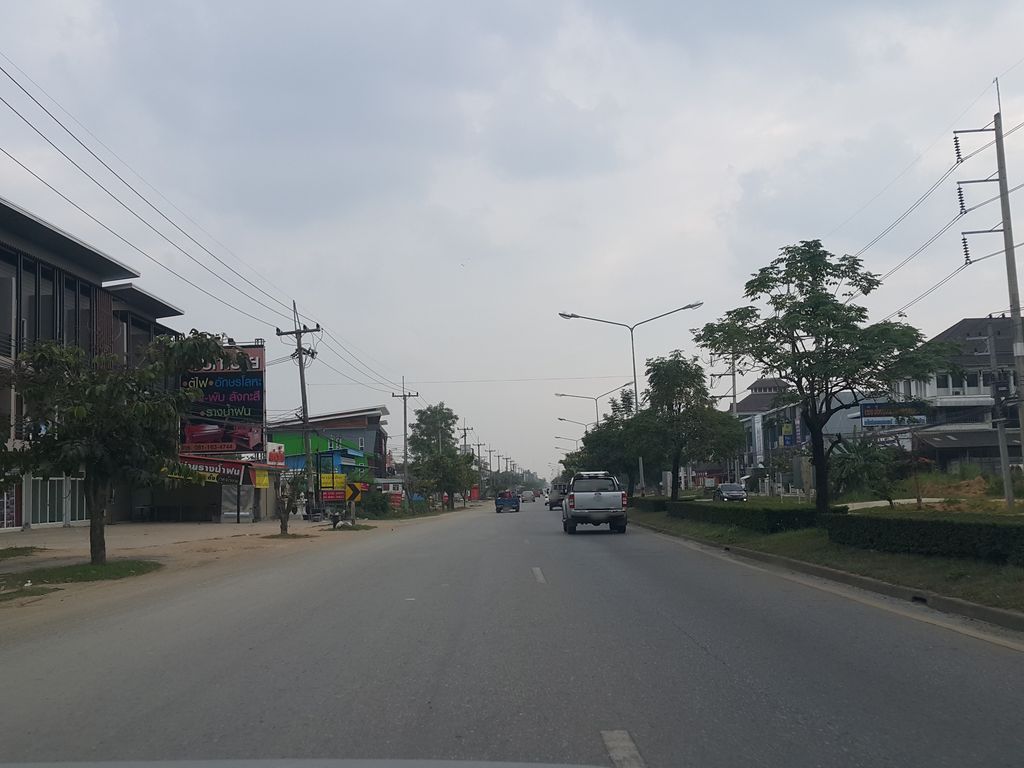 ภาพถนนตรงที่ ร้านรวยช่าง ตั้งอยู่ ถ่ายโดย jrcarlsen พ.ศ. 2558 (2015) · A street-level view of where ร้านรวยช่าง · Ran Ruai Chang stands, by jrcarlsen in 2558 (2015)