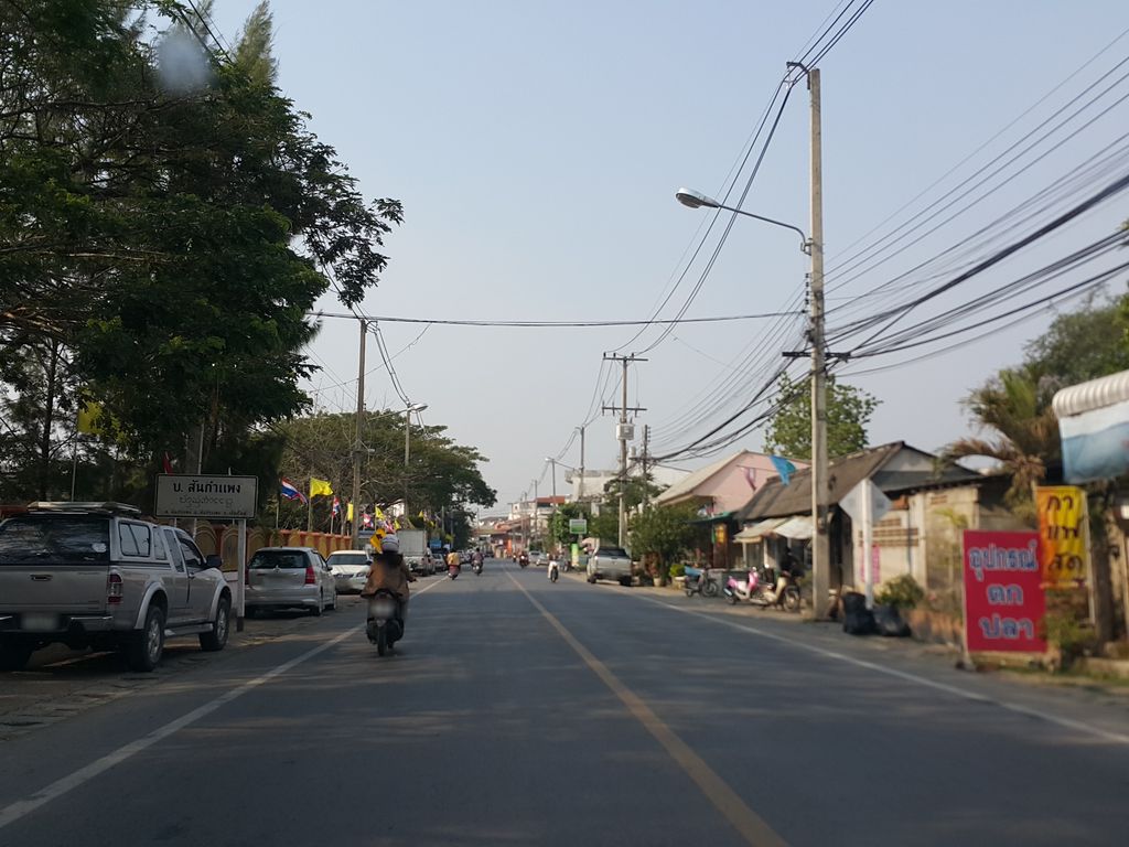 ภาพถนนตรงที่ พัฒนกิจการแว่น ตั้งอยู่ ถ่ายโดย jrcarlsen พ.ศ. 2558 (2015) · A street-level view of where พัฒนกิจการแว่น · Phatnakit Kanwaen stands, by jrcarlsen in 2558 (2015)