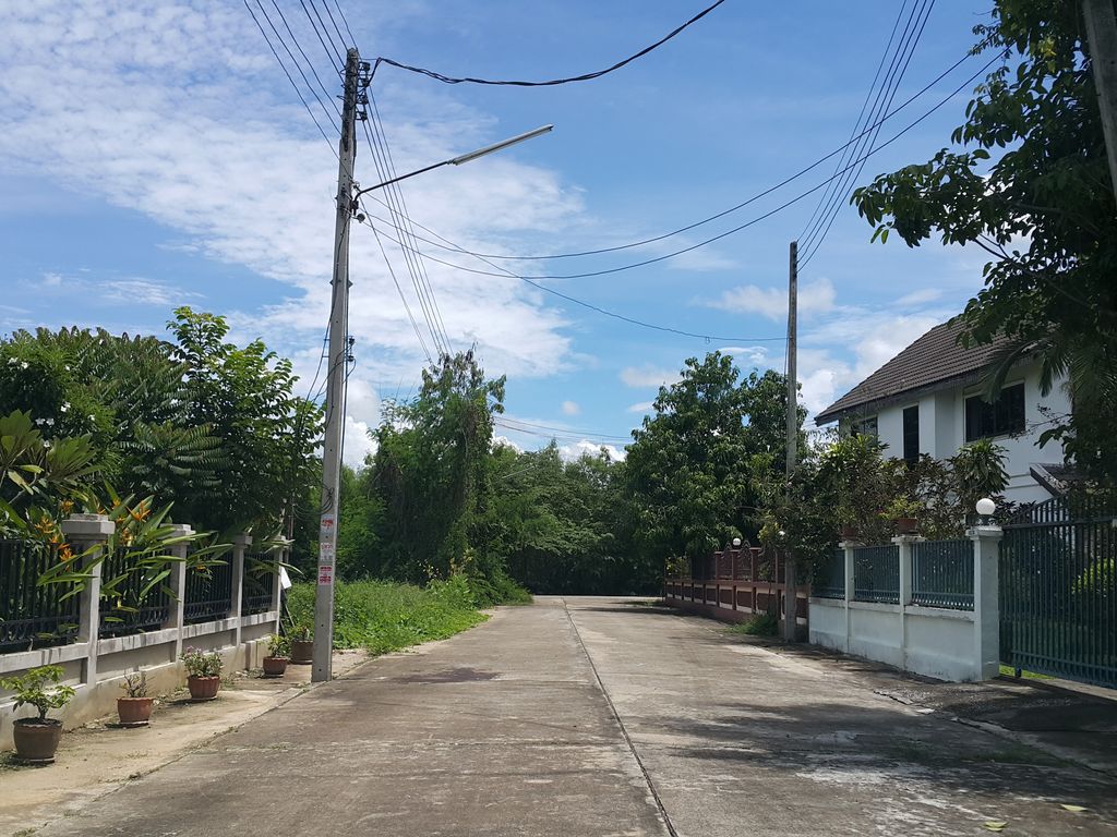 ภาพถนนตรงที่ Tarte aux Pommes Chiang Mai ตั้งอยู่ ถ่ายโดย jrcarlsen พ.ศ. 2558 (2015) · A street-level view of where Tarte aux Pommes Chiang Mai stands, by jrcarlsen in 2558 (2015)