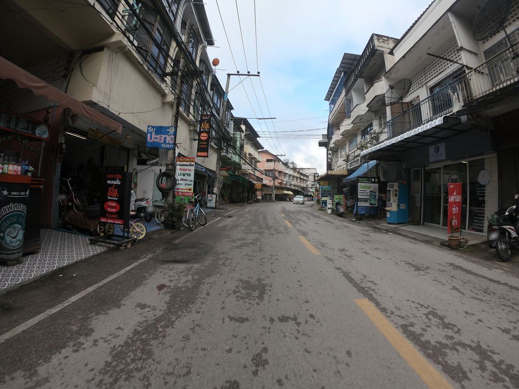 ภาพถนนตรงที่ What The Frog ตั้งอยู่ ถ่ายโดย chanuwath_grab พ.ศ. 2562 (2019) · A street-level view of where What The Frog stands, by chanuwath_grab in 2562 (2019)