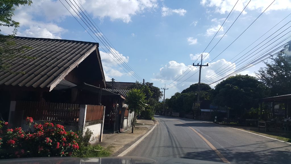 ภาพถนนตรงที่ ไพบูลย์ วัสดุ ตั้งอยู่ ถ่ายโดย jrcarlsen พ.ศ. 2559 (2016) · A street-level view of where ไพบูลย์ วัสดุ · Phaibun Watdu stands, by jrcarlsen in 2559 (2016)