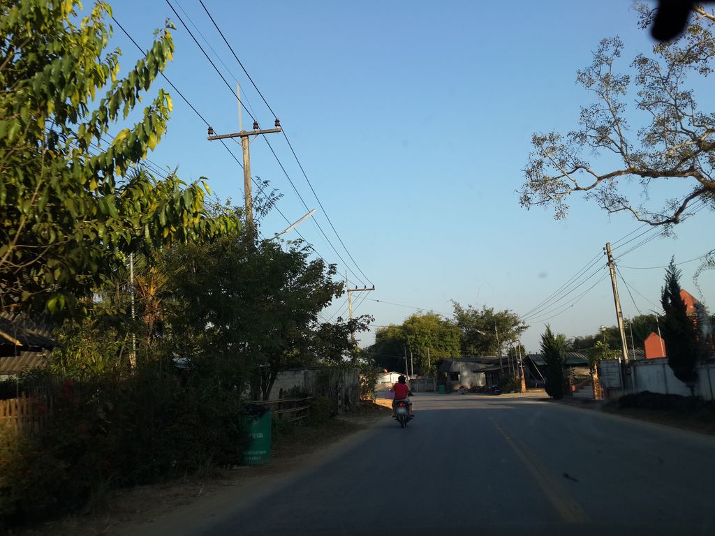 ภาพถนนตรงที่ วัดสุคันธวารี ตั้งอยู่ ถ่ายโดย mishari พ.ศ. 2558 (2015) · A street-level view of where วัดสุคันธวารี · Wat Su Khantha Wari stands, by mishari in 2558 (2015)