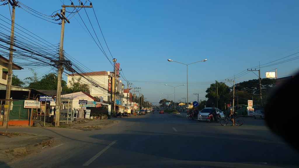 ภาพถนนตรงที่ MDD Group ตั้งอยู่ ถ่ายโดย jrcarlsen พ.ศ. 2562 (2019) · A street-level view of where MDD Group stands, by jrcarlsen in 2562 (2019)
