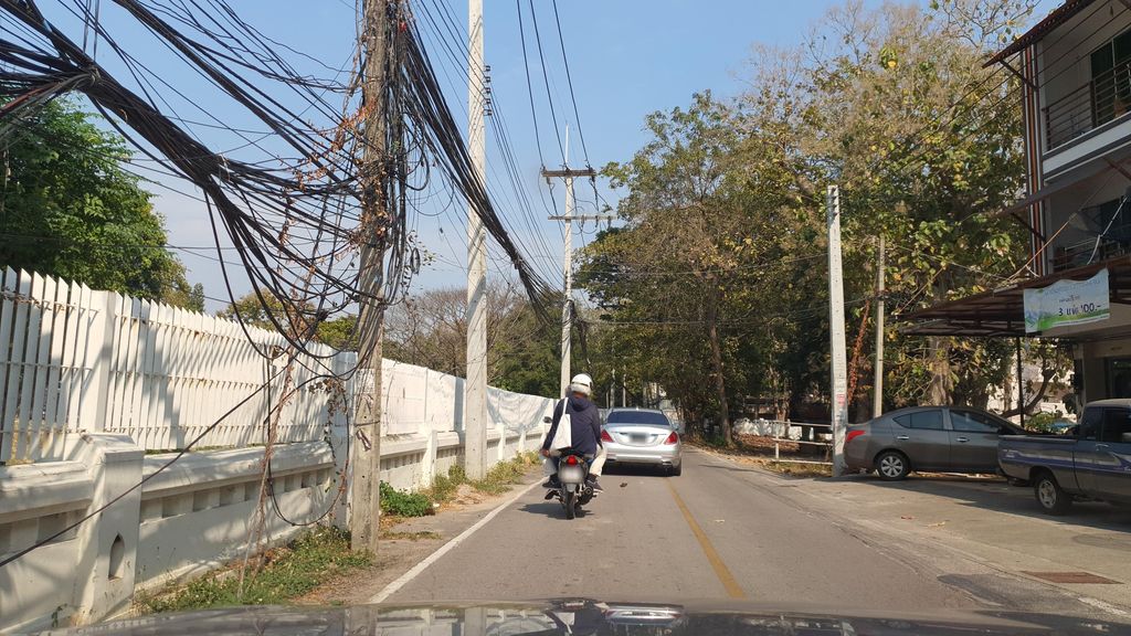 ภาพถนนตรงที่ LION Internet game. ตั้งอยู่ ถ่ายโดย jrcarlsen พ.ศ. 2565 (2022) · A street-level view of where LION Internet game. stands, by jrcarlsen in 2565 (2022)