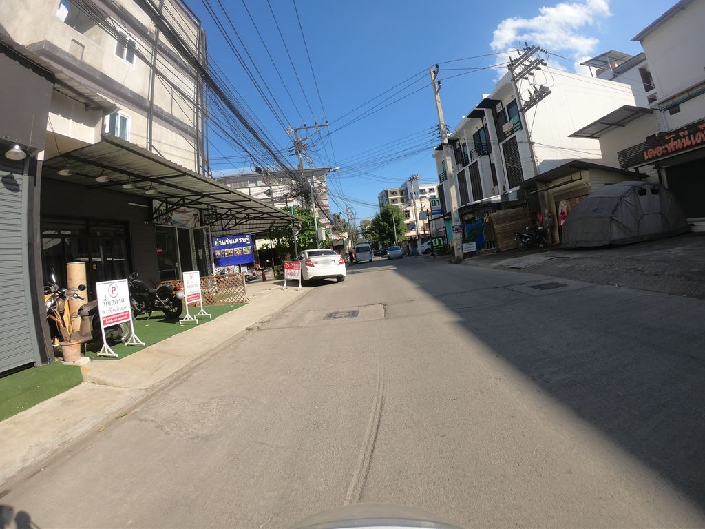 ภาพถนนตรงที่ boyz_sickbarber ตั้งอยู่ ถ่ายโดย chanuwath_grab พ.ศ. 2562 (2019) · A street-level view of where boyz_sickbarber stands, by chanuwath_grab in 2562 (2019)