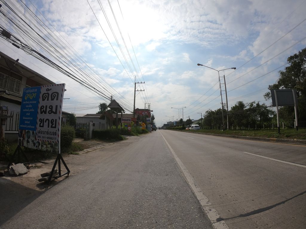 ภาพถนนตรงที่ โรงหัว บาร์เบอร์ ตั้งอยู่ ถ่ายโดย chanuwath_grab พ.ศ. 2562 (2019) · A street-level view of where โรงหัว บาร์เบอร์ · Ronghua Barber stands, by chanuwath_grab in 2562 (2019)