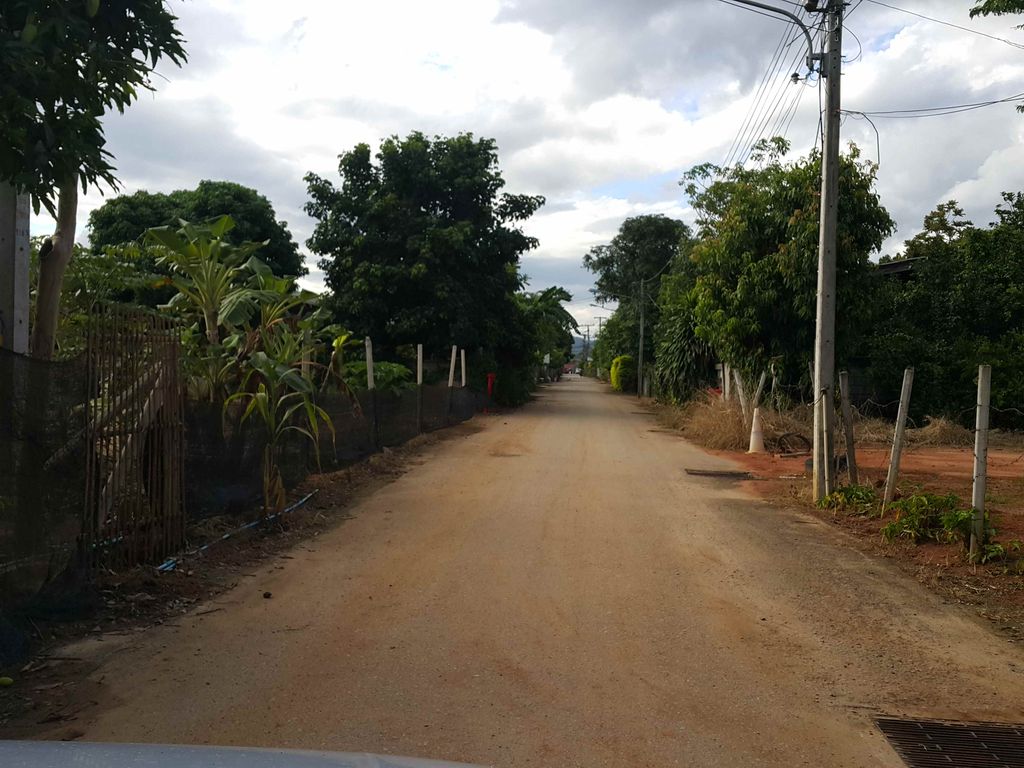 ภาพถนนตรงที่ ร้านอุษาผ้าฝ้าย แม่แจ่ม ตั้งอยู่ ถ่ายโดย jrcarlsen พ.ศ. 2558 (2015) · A street-level view of where ร้านอุษาผ้าฝ้าย แม่แจ่ม · Ran Usa Phafai Mae Chaem stands, by jrcarlsen in 2558 (2015)
