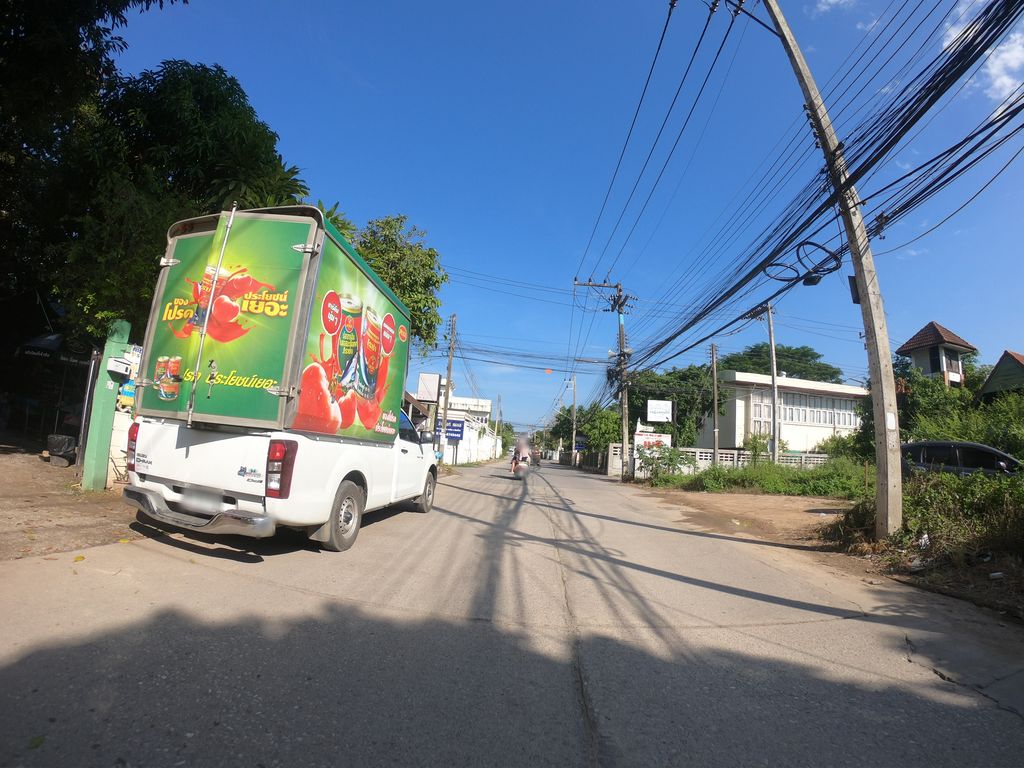 ภาพถนนตรงที่ พราว ตั้งอยู่ ถ่ายโดย chanuwath_grab พ.ศ. 2562 (2019) · A street-level view of where พราว · Phrao stands, by chanuwath_grab in 2562 (2019)