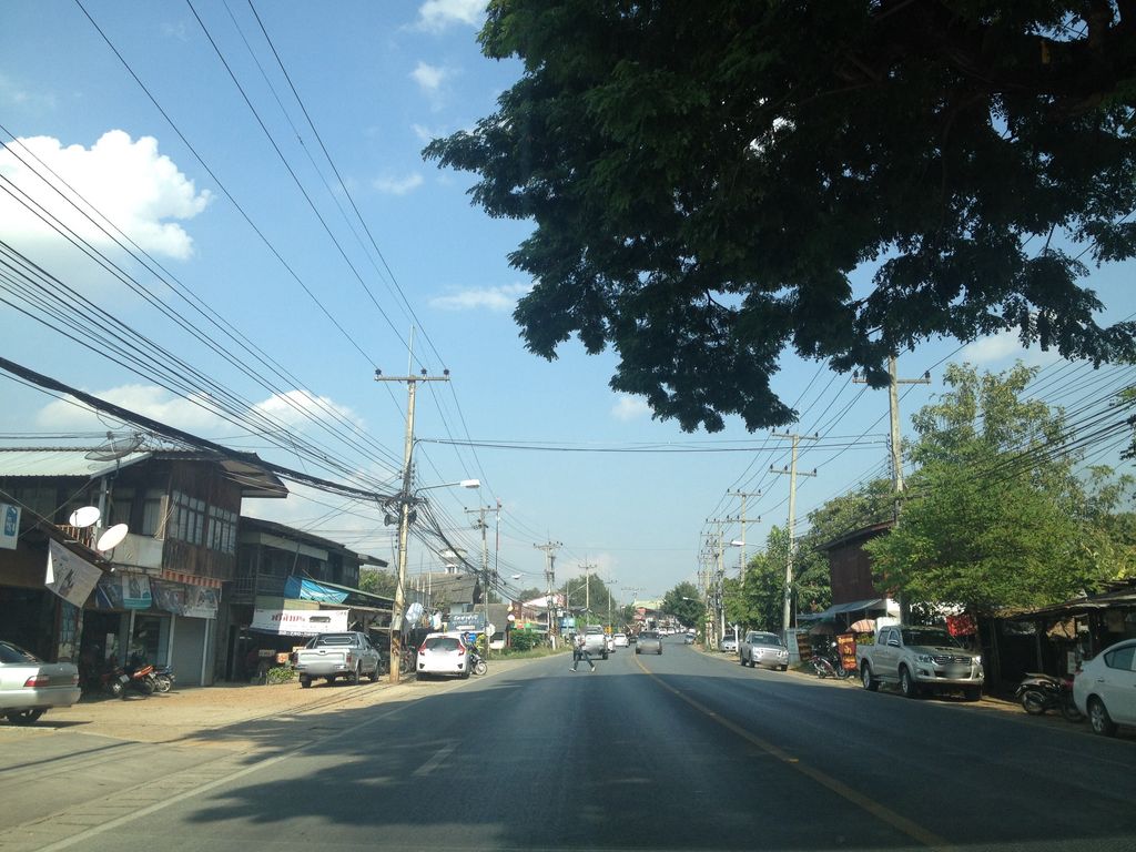 ภาพถนนตรงที่ ส.บริการมอเตอร์ ตั้งอยู่ ถ่ายโดย jimwatana พ.ศ. 2558 (2015) · A street-level view of where ส.บริการมอเตอร์ · Sa.brikan Motor stands, by jimwatana in 2558 (2015)