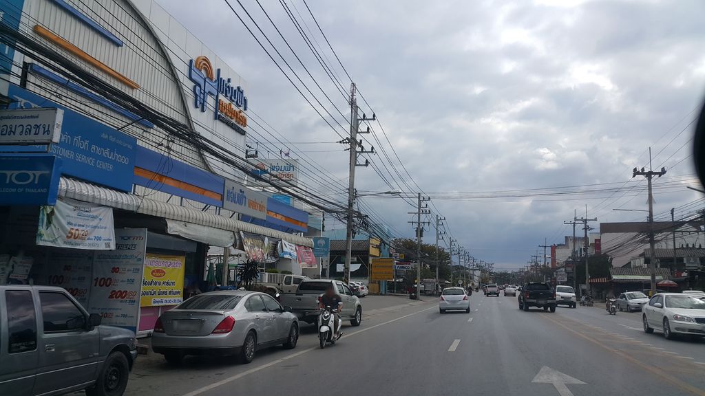 ภาพถนนตรงที่ หมอมวลชน สันป่าตอง ตั้งอยู่ ถ่ายโดย jrcarlsen พ.ศ. 2561 (2018) · A street-level view of where หมอมวลชน สันป่าตอง · Mo Muanchon San Pa Tong stands, by jrcarlsen in 2561 (2018)