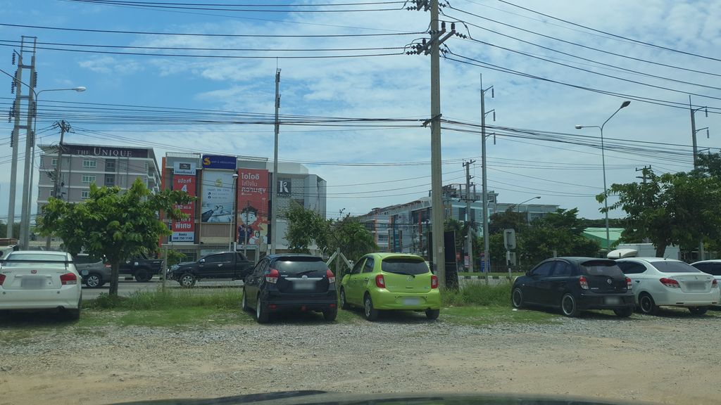 ภาพถนนตรงที่ TAG Heuer ตั้งอยู่ ถ่ายโดย jrcarlsen พ.ศ. 2564 (2021) · A street-level view of where TAG Heuer stands, by jrcarlsen in 2564 (2021)