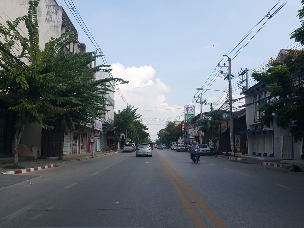 ภาพถนนตรงที่ Huean Dalah Thai massage ตั้งอยู่ ถ่ายโดย jrcarlsen พ.ศ. 2558 (2015) · A street-level view of where Huean Dalah Thai massage stands, by jrcarlsen in 2558 (2015)