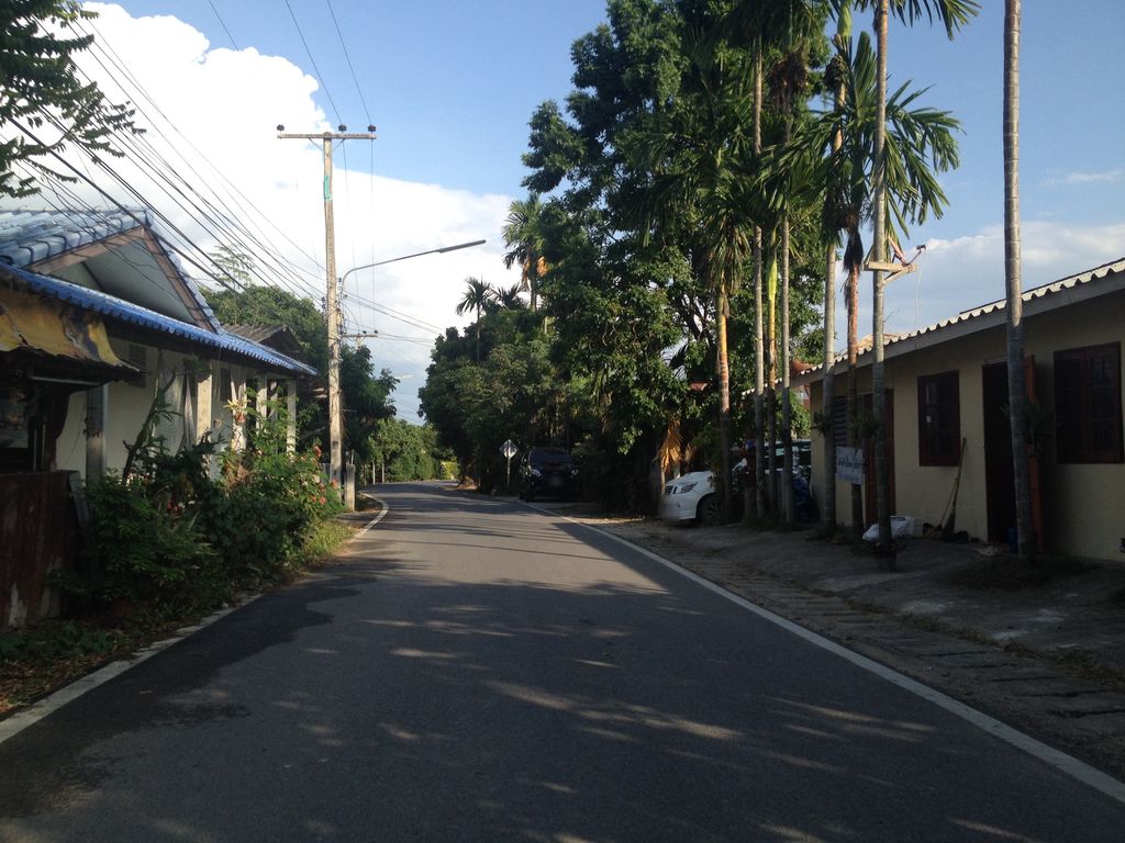 ภาพถนนตรงที่ INDY Farm No.71 ตั้งอยู่ ถ่ายโดย jimwatana พ.ศ. 2558 (2015) · A street-level view of where INDY Farm No.71 stands, by jimwatana in 2558 (2015)