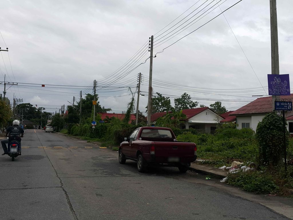 ภาพถนนตรงที่ หมู่บ้านพฤกษ์พนา ตั้งอยู่ ถ่ายโดย jrcarlsen พ.ศ. 2558 (2015) · A street-level view of where หมู่บ้านพฤกษ์พนา · Pharueka Phana Village stands, by jrcarlsen in 2558 (2015)