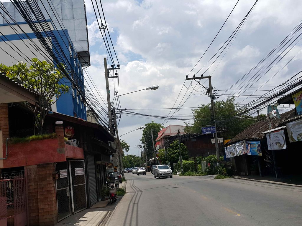 ภาพถนนตรงที่ Tiger ผ้ามือสอง ตั้งอยู่ ถ่ายโดย jrcarlsen พ.ศ. 2558 (2015) · A street-level view of where Tiger ผ้ามือสอง stands, by jrcarlsen in 2558 (2015)