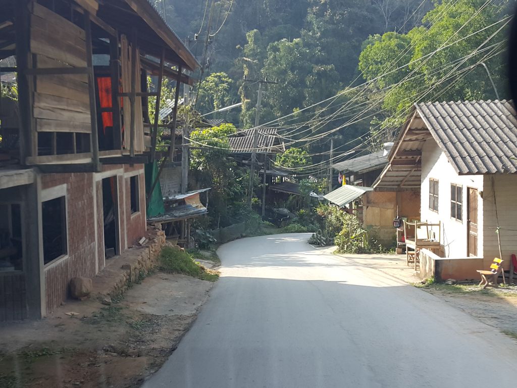 ภาพถนนตรงที่ บ้านแสนสุข (ป้าอู๊ด) แม่กำปอง ตั้งอยู่ ถ่ายโดย jrcarlsen พ.ศ. 2558 (2015) · A street-level view of where บ้านแสนสุข (ป้าอู๊ด) แม่กำปอง · Ban Saensuk (paut) Mae Kam Pong stands, by jrcarlsen in 2558 (2015)
