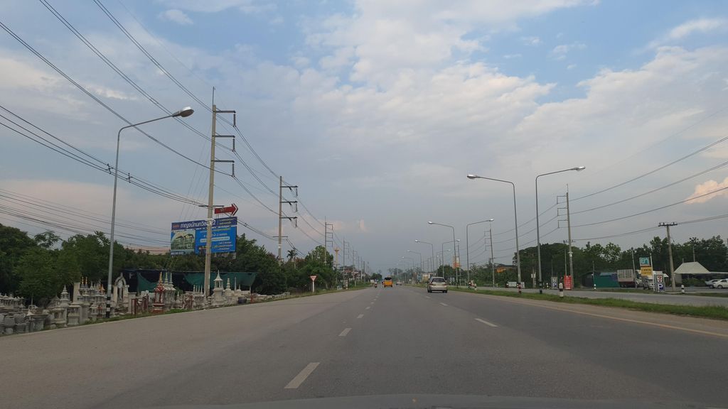 ภาพถนนตรงที่ ศรีเจริญยนต์ ตั้งอยู่ ถ่ายโดย jrcarlsen พ.ศ. 2565 (2022) · A street-level view of where ศรีเจริญยนต์ · Sicherinyon stands, by jrcarlsen in 2565 (2022)