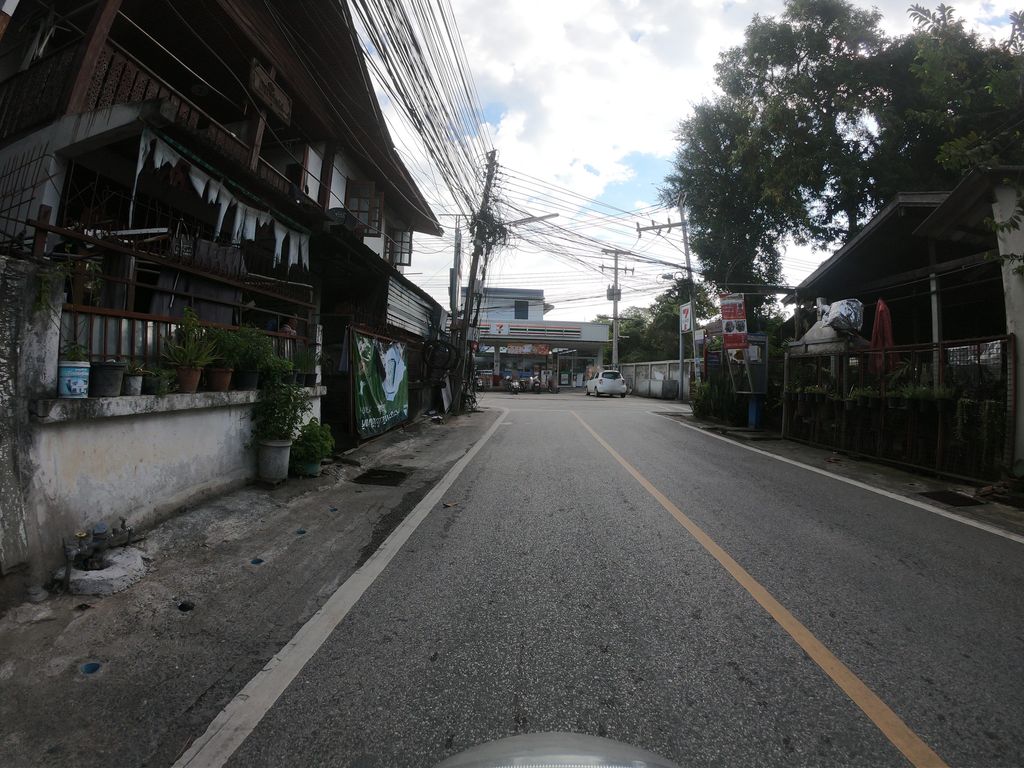 ภาพถนนตรงที่ บ๊อกบ๊อกสัตวแพทย์ ตั้งอยู่ ถ่ายโดย chanuwath_grab พ.ศ. 2562 (2019) · A street-level view of where บ๊อกบ๊อกสัตวแพทย์ · Bok Bok Satwaphaet stands, by chanuwath_grab in 2562 (2019)