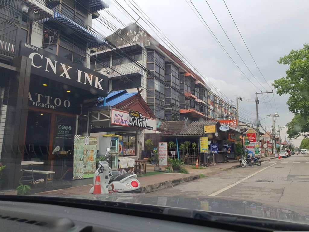 ภาพถนนตรงที่ Bunny Cutz ตั้งอยู่ ถ่ายโดย jrcarlsen พ.ศ. 2566 (2023) · A street-level view of where Bunny Cutz stands, by jrcarlsen in 2566 (2023)