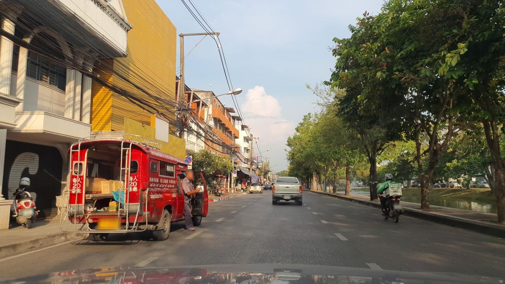 ภาพถนนตรงที่ ร้านขนมปังไง! (Pungngi) ตั้งอยู่ ถ่ายโดย jrcarlsen พ.ศ. 2564 (2021) · A street-level view of where ร้านขนมปังไง! (Pungngi) stands, by jrcarlsen in 2564 (2021)