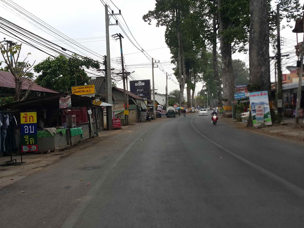 ภาพถนนตรงที่ Kaffe Man coffee brew cafe ตั้งอยู่ ถ่ายโดย jrcarlsen พ.ศ. 2558 (2015) · A street-level view of where Kaffe Man coffee brew cafe stands, by jrcarlsen in 2558 (2015)