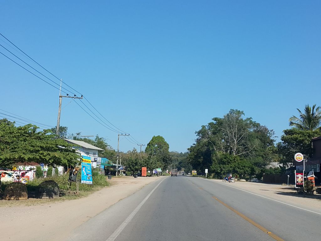 ภาพถนนตรงที่ จุ่มจ๊าบ ตั้งอยู่ ถ่ายโดย jrcarlsen พ.ศ. 2558 (2015) · A street-level view of where จุ่มจ๊าบ · Chumchap stands, by jrcarlsen in 2558 (2015)