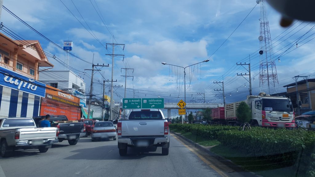 ภาพถนนตรงที่ ดีฟาร์ม สาขาฮอด ตั้งอยู่ ถ่ายโดย silamanee พ.ศ. 2561 (2018) · A street-level view of where ดีฟาร์ม สาขาฮอด · Difam Sakha Hot stands, by silamanee in 2561 (2018)