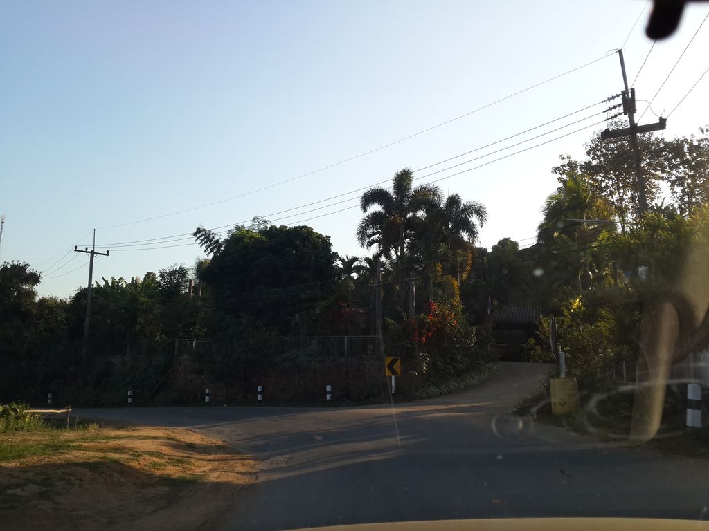 ภาพถนนตรงที่ ร้านครัวต้นพะยูง ทางขึ้นดอยอ่างขาง ตั้งอยู่ ถ่ายโดย mishari พ.ศ. 2558 (2015) · A street-level view of where ร้านครัวต้นพะยูง ทางขึ้นดอยอ่างขาง · Ran Khrua Ton Pha Yung Thang Khuen Doi Angkhang stands, by mishari in 2558 (2015)