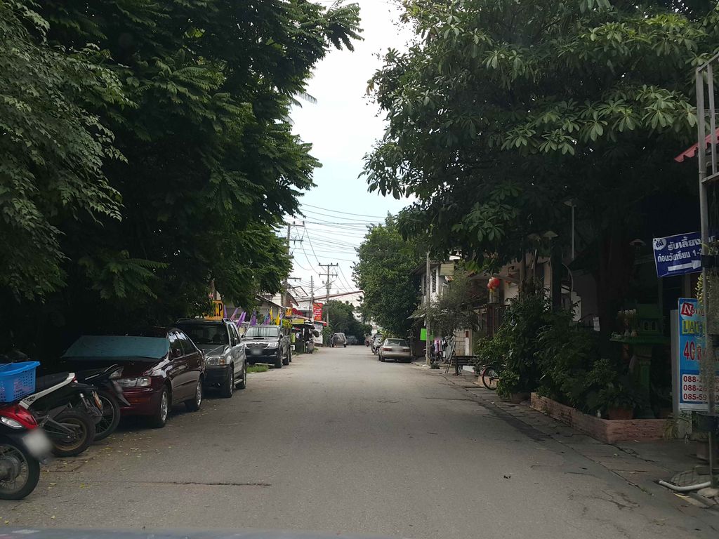 ภาพถนนตรงที่ ร้านสากลทำทอง ตั้งอยู่ ถ่ายโดย jrcarlsen พ.ศ. 2558 (2015) · A street-level view of where ร้านสากลทำทอง · Ran Sakla Thamthong stands, by jrcarlsen in 2558 (2015)