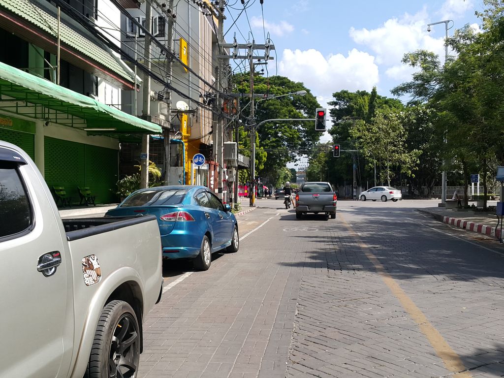 ภาพถนนตรงที่ บ้านนินตรา สามกษัตริย์ Cafe & Restaurant ตั้งอยู่ ถ่ายโดย jrcarlsen พ.ศ. 2558 (2015) · A street-level view of where บ้านนินตรา สามกษัตริย์ Cafe & Restaurant stands, by jrcarlsen in 2558 (2015)