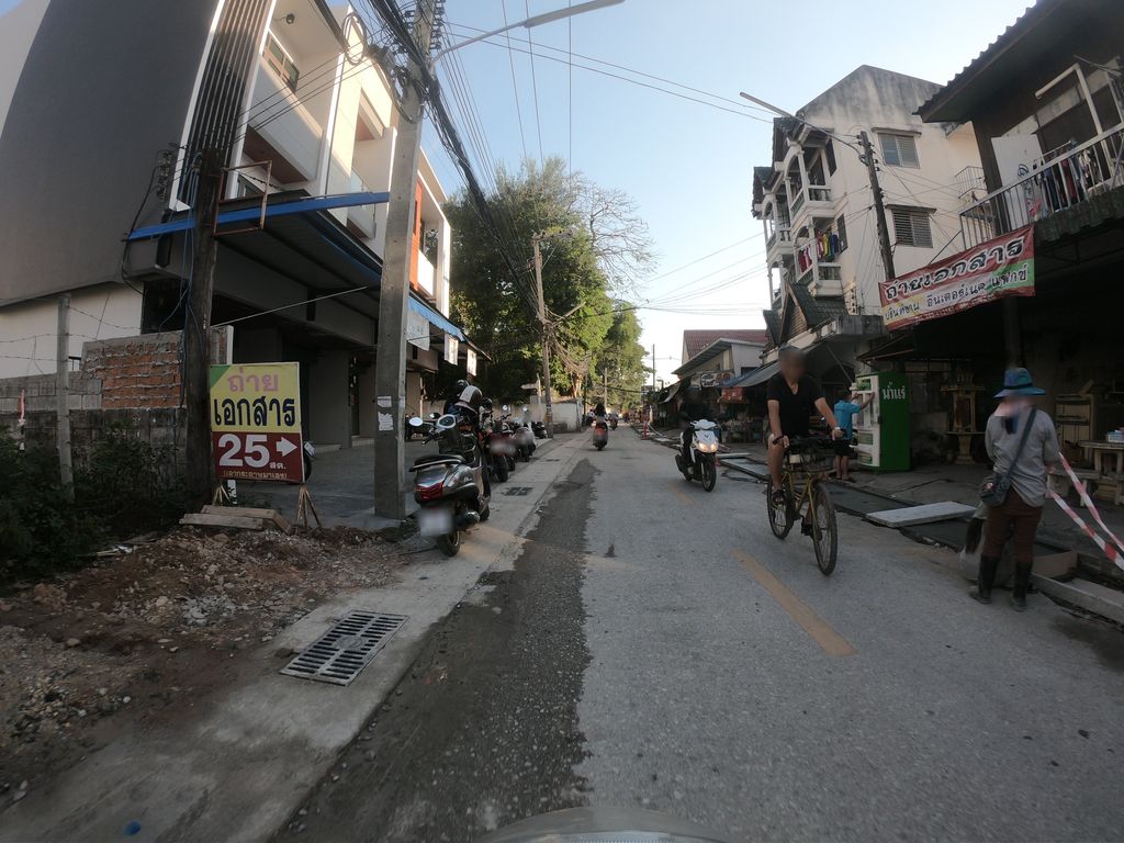 ภาพถนนตรงที่ อารยาอพาร์ทเม้นท์ สาขา3 ตั้งอยู่ ถ่ายโดย chanuwath_grab พ.ศ. 2562 (2019) · A street-level view of where อารยาอพาร์ทเม้นท์ สาขา3 · Anya Apartment Sakha3 stands, by chanuwath_grab in 2562 (2019)