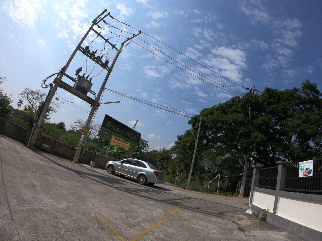 ภาพถนนตรงที่ สวนดอก กรีนวิว เพลส ตั้งอยู่ ถ่ายโดย chanuwath_grab พ.ศ. 2562 (2019) · A street-level view of where สวนดอก กรีนวิว เพลส · Dok Green View Place Garden stands, by chanuwath_grab in 2562 (2019)