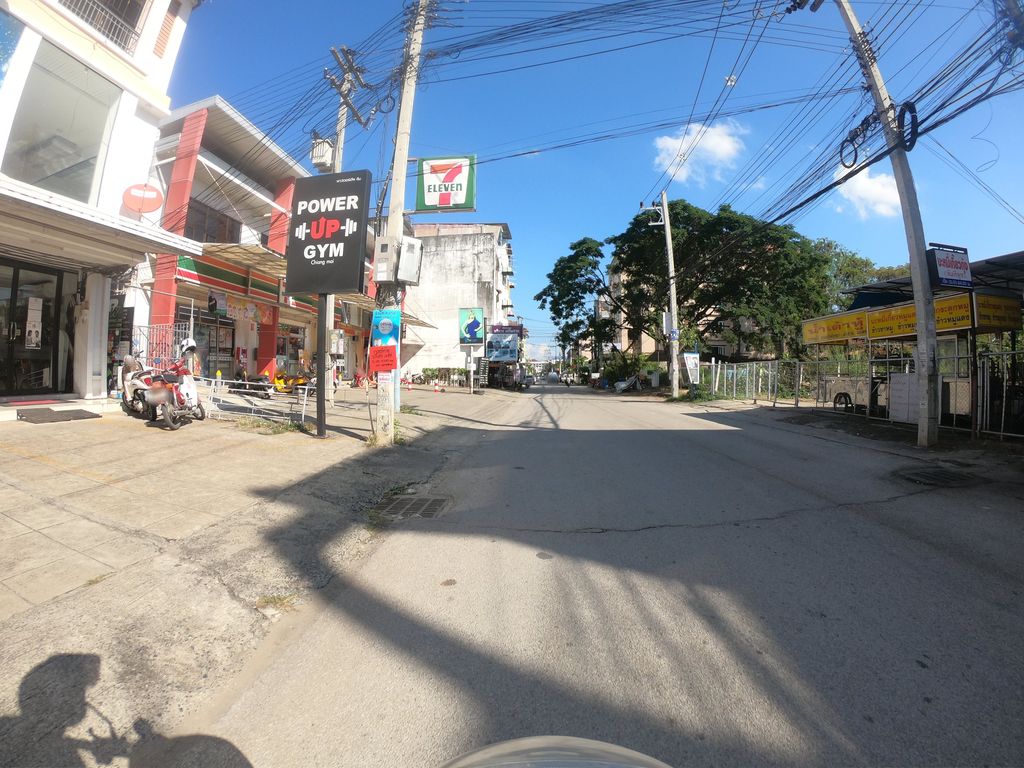 ภาพถนนตรงที่ Suay-Wibak (สวยวิบาก) ตั้งอยู่ ถ่ายโดย chanuwath_grab พ.ศ. 2562 (2019) · A street-level view of where Suay-Wibak (สวยวิบาก) stands, by chanuwath_grab in 2562 (2019)