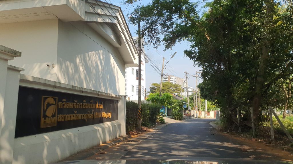 ภาพถนนตรงที่ คริสตจักรฮิมภูพิงค์ ตั้งอยู่ ถ่ายโดย jrcarlsen พ.ศ. 2565 (2022) · A street-level view of where คริสตจักรฮิมภูพิงค์ · Him Phuphing Church stands, by jrcarlsen in 2565 (2022)
