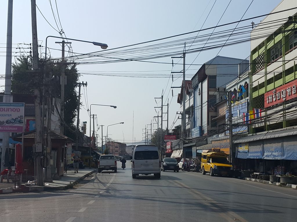 ภาพถนนตรงที่ ซีพี เฟรชมาร์ท สาขาจอมทอง ตั้งอยู่ ถ่ายโดย jrcarlsen พ.ศ. 2558 (2015) · A street-level view of where ซีพี เฟรชมาร์ท สาขาจอมทอง · C Phi Freshmart Sakha Chom Thong stands, by jrcarlsen in 2558 (2015)